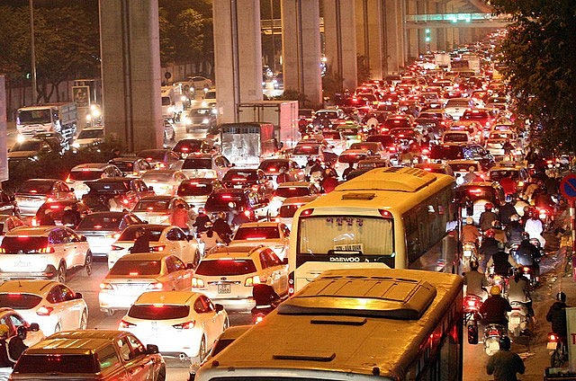 Người tham gia giao thông phải bật đèn chiếu sáng sau 18h. (Hình minh hoạ)