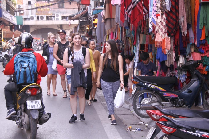 Du khách rất yêu thích "phố len" Đinh Liệt