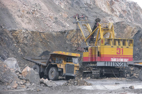 Komatsu HD785 có trọng lượng 70,4 tấn không tải, khi đủ tải sẽ lên đến 166,5 tấn. Loại xe “siêu tải” này thường được sử dụng ở các mỏ than tại địa bàn tỉnh Quảng Ninh. Theo thiết kế và công bố của nhà sản xuất, xe chỉ dùng trong phạm vi công trường như mỏ than, mỏ đá, các công trường có khối lượng đào, đắp với quy mô lớn như xây dựng đập thủy điện…