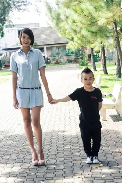 Chuyện tình chàng lùn và siêu mẫu này đã từng trở thành hiện tượng trong cộng đồng mạng . Ảnh: internet.