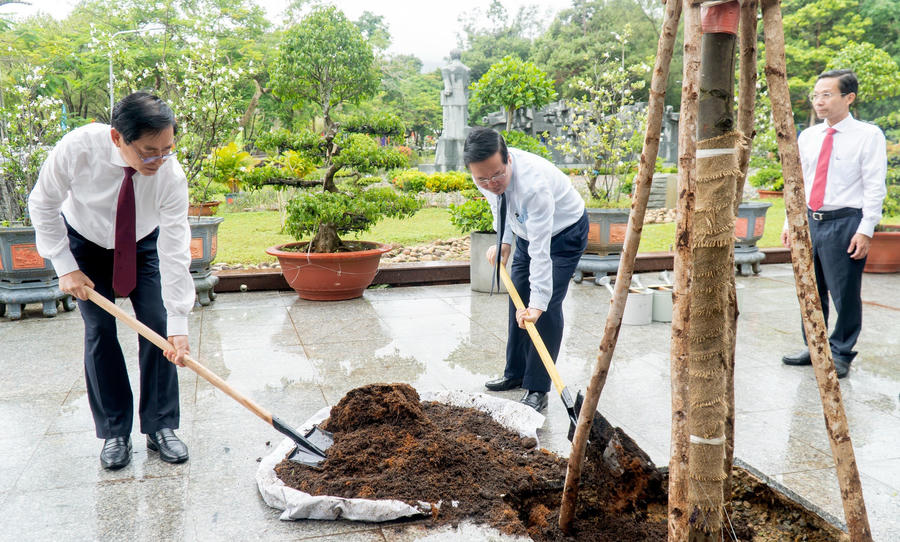 Chủ tịch nước Võ Văn Thưởng trồng cây lưu niệm trong khuôn viên Nghĩa trang Hàng Dương. (Hình: CTV)