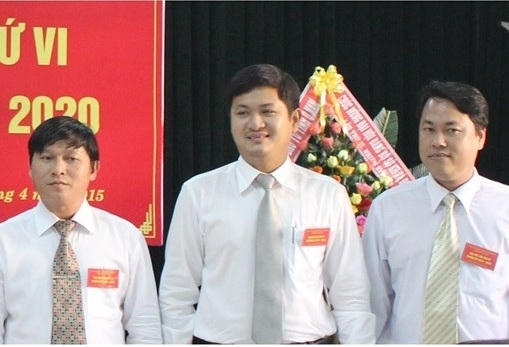 Ông Lê Phước Hoài Bảo (đứng giữa) vừa được bổ nhiệm làm Giám đốc Sở Kế hoạch và Đầu tư tỉnh Quảng Nam, đồng thời vừa đắc cử vào Ban chấp hành Đảng bộ tỉnh Quảng Nam khóa XXI, nhiệm kỳ 2015 - 2020. (Ảnh: ST)