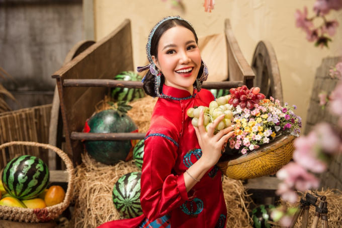 Thay vì khoe mái tóc dài, Dương Yến Phi vấn tóc, búi lệch, điểm chiếc băng đô màu xanh. Nhờ kiểu tóc cá tính, khác biệt này, người đẹp khoe được gương mặt V-line, "đẹp không góc chết".