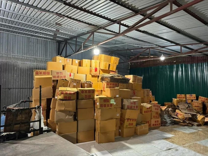 Hơn 4 tấn táo đỏ khô không rõ nguồn gốc bị lực lượng chức năng bắt giữ.