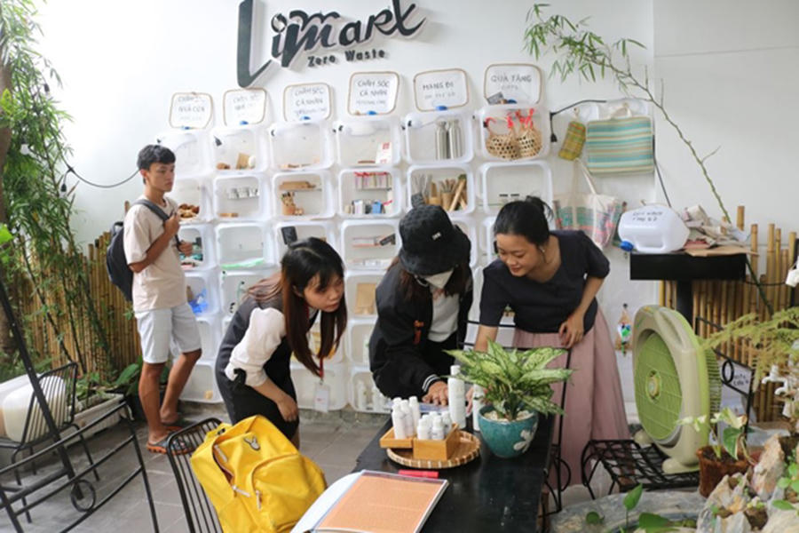 Các bạn trẻ thích thú với hoạt động “Đổi túi nilon lấy nông sản” của Limart Zero Waste