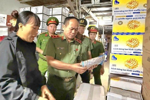 Trung tướng Nguyễn Thanh Tùng kiểm tra thực tế tại một cơ sở sản xuất.