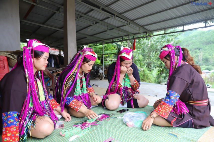 Những lúc nông nhàn, chị Hoa lại cùng các chị em trong thôn trang thủ đan, thêu trang phục của dân tộc mình.