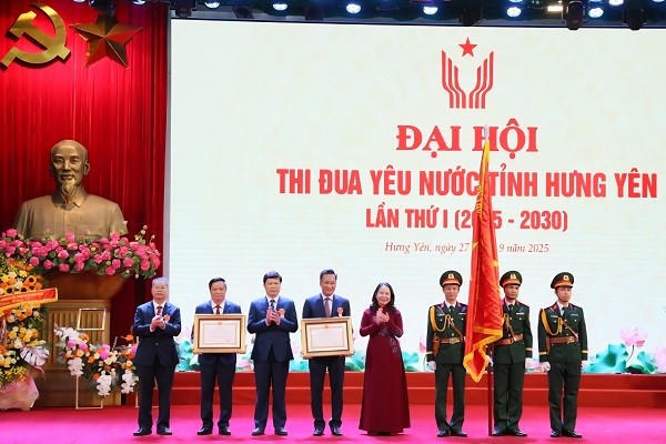 Phó Chủ tịch nước Võ Thị Ánh Xuân trao Huân chương Lao động hạng Nhất của Chủ tịch nước tặng Đảng bộ, chính quyền và Nhân dân tỉnh Hưng Yên.