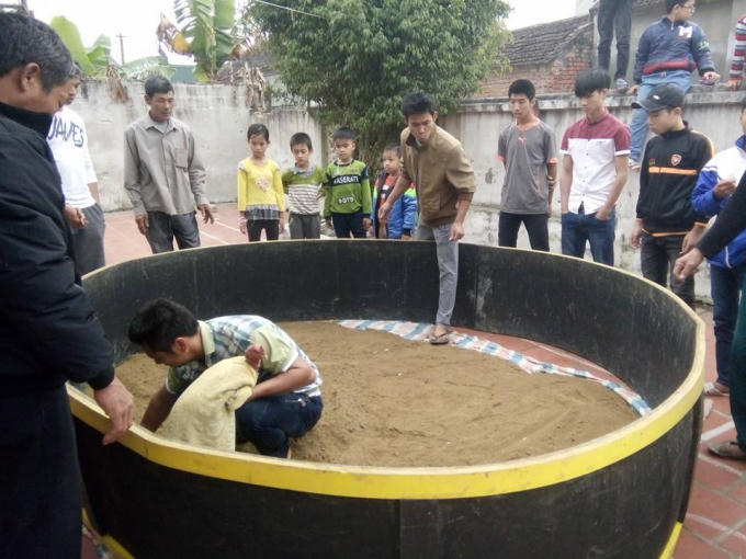 Chuẩn bị quây sân để chọi gà.