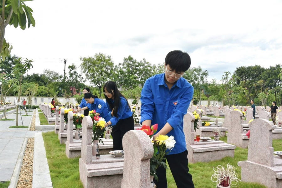 Tuổi trẻ Hà Tĩnh dâng hơn 7.000 đóa sen hồng lên các phần mộ liệt sỹ.