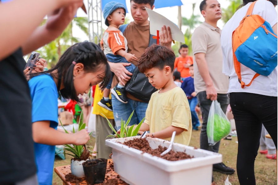 Trẻ thêm yêu thiên nhiên từ các hoạt động ươm mầm cây, tìm hiểu về tự nhiên