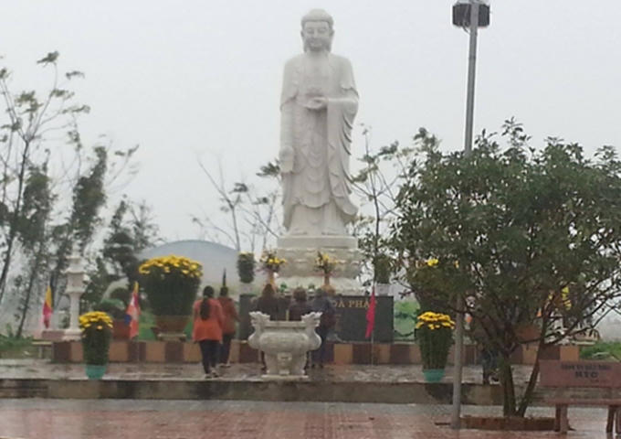 Mọi người đến lễ Phật để cầu mong yên bình đến với gia đình người thân.