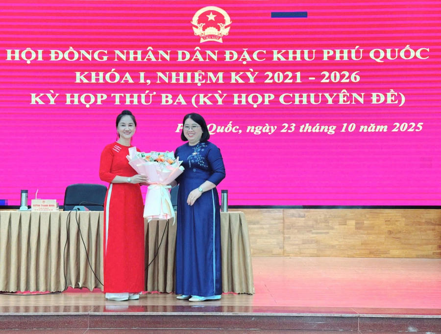 Bà Đặng Thị Hồng Gấm - Phó Bí thư Thường trực Đảng ủy, Chủ tịch HĐND đặc khu Phú Quốc tặng hoa chúc mừng bà Nguyễn Thị Kim Loan (bên trái) được bầu giữ chức Phó Chủ tịch UBND đặc khu Phú Quốc.