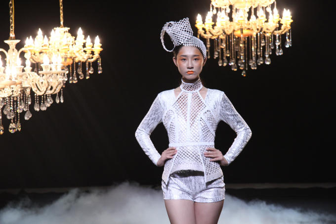 Một Duy Nguyễn nhẹ nhàng với sắc trắng tinh khôi và quyến rũ.