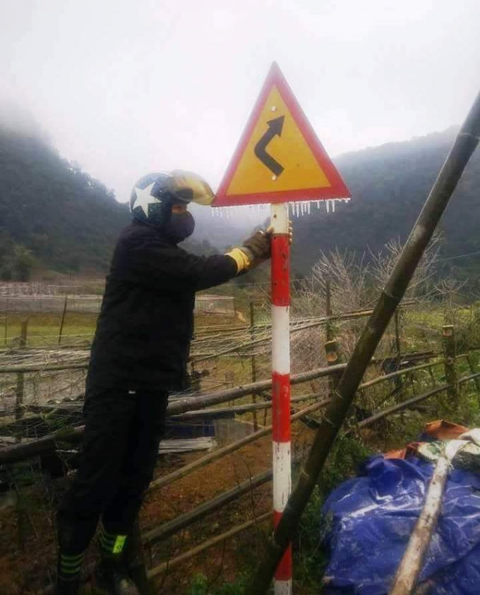 Nước đóng băng thành giọt ngay tại đường lên Son Bá Mười.