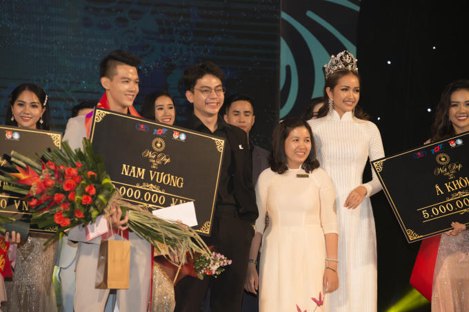 Hoa hậu Ngọc Châu đội vương miện khoe vẻ đep dịu dàng trong tà áo dài trắng