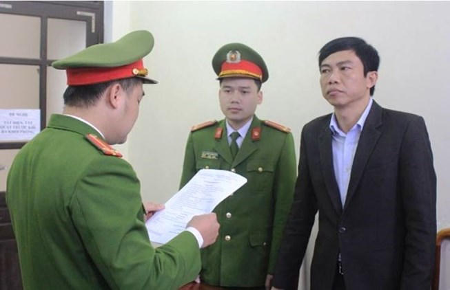 Lê Anh Tuấn (phải) bị khởi tố bị can. (Ảnh: báo Pháp luật TP HCM)