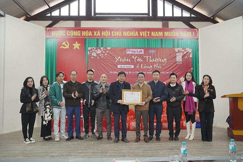 Báo Pháp Luật Việt Nam nhận bằng khen của Chủ tịch UBND tỉnh Lào Cai. Ảnh: Đức Tuyển.