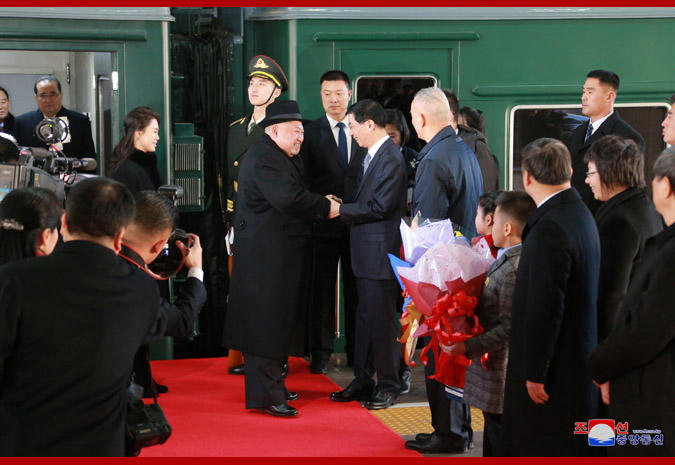 Chuyến tàu đặc biệt chở nhà lãnh đạo Kim Jong-un, phu nhân Ri Sol Ju và các quan chức cấp cao Triều Tiên đã tới nhà ga Bắc Kinh vào sáng 8/1 đánh dấu chuyến thăm chính thức Trung Quốc của nhà lãnh đạo Triều Tiên.