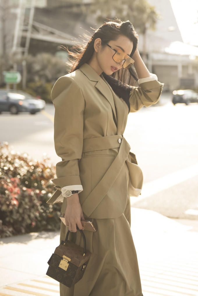 Hoa hậu Huỳnh Vy xinh đẹp với bộ ảnh streetstyle “lạc lối” ở Singapore