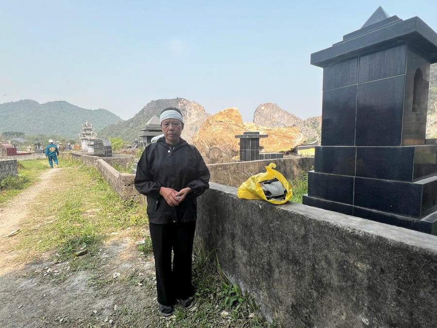 Mộ chồng bà Nguyễn Thị Liễu mới mất tháng 5/2024 là một trong những ngôi mộ bị thiệt hại trong vụ nổ mìn ngày 18/3.