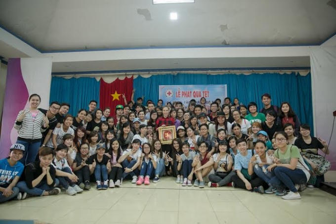 Những tình nguyện viên tham gia hỗ trợ đắc lực cho Mỹ Tâm trong những chuyến thiện nguyện ở xa.