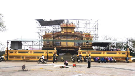Đài tưởng niệm chiến sĩ trận vong đang trùng tu có màu sắc bị cho là lòe loẹt, phản cảm. Ảnh: thanhnien.