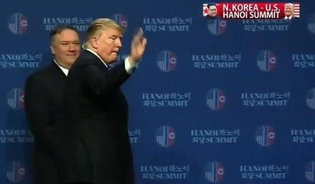 Ông Trump vẫy tay chào các nhà báo, kết thúc cuộc họp báo.