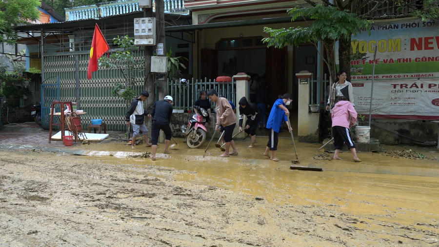 Sau trận mưa lớn người dân tập trung dọn bùn đất tràn vào nhà để ổn định cuộc sống.