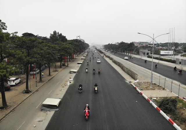 Đường thông hè thoáng, khác hẳn với khung cảnh tại tuyến đường này khoảng một tuần trước đó.