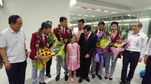 Xạ thủ Hoàng Xuân Vinh và các thành viên của đội tuyển bắn súng tại sân bay Nội Bài. Ảnh: Như Ý