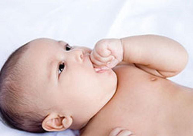 Ngậm mút tay là thói quen của trẻ nhỏ.