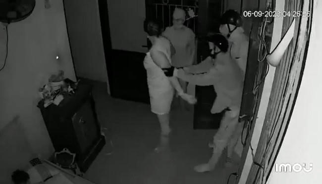 Camera ghi cảnh 3 tên cướp khống chế người phụ nữ, yêu cầu đưa tài sản. Ảnh cắt từ clip