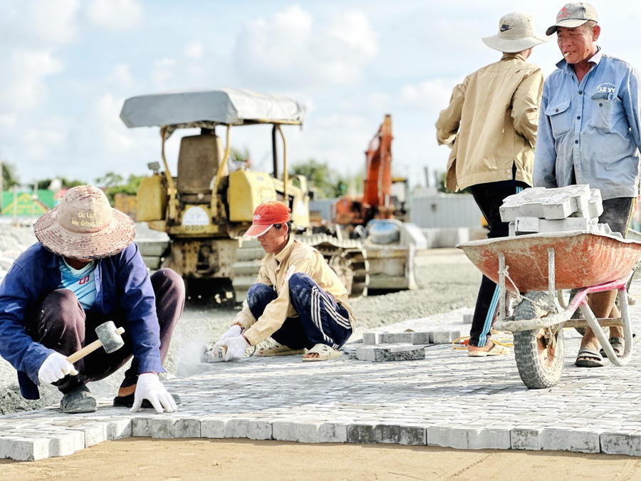 Lực lượng công nhân đang khẩn trương hoàn thành các hạng mục dự án để kịp tiến độ đề ra.