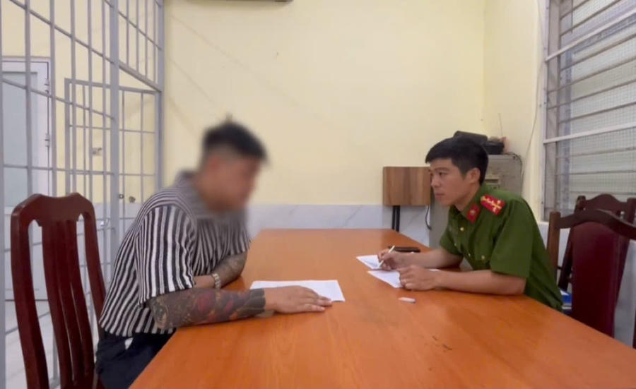 Cơ quan Công an làm việc với đối tượng H.Đ.D. (Ảnh: CAHN)