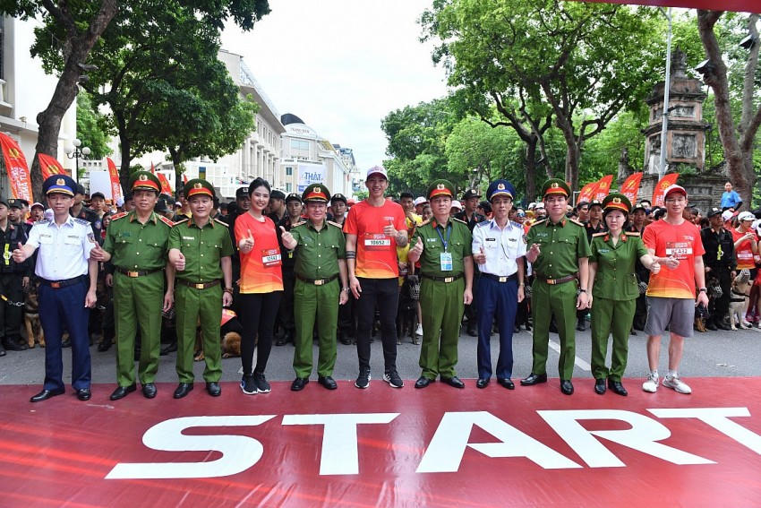 Cục trưởng CO4, Trung tướng Nguyễn Văn Viện cùng Hoa hậu Việt Nam 2010 Ngọc Hân, cầu thủ Đoàn Văn Hậu và các đại biểu gửi thông điệp phát triển phong trào tập luyện thể thao, hướng tới lối sống lành mạnh, nói không với ma túy.