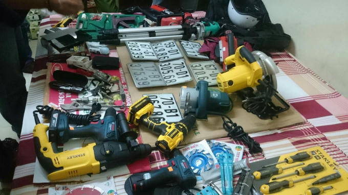 Tang vật thu giữ được của 3 đối tượng.