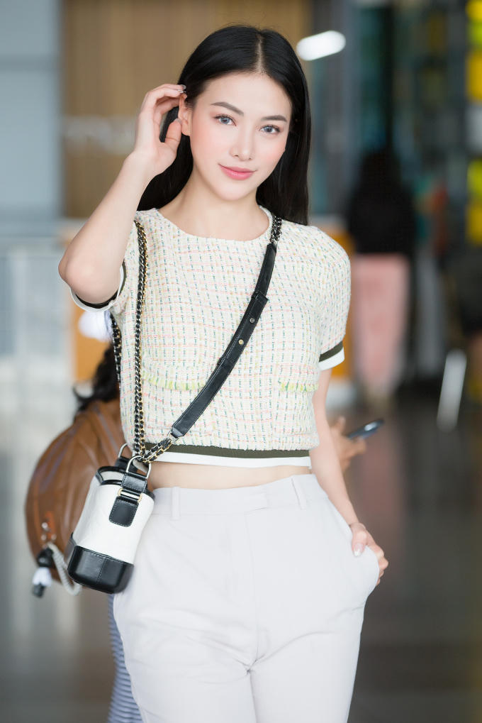 Hoa hậu Phương Kh&aacute;nh đ&oacute;n &Aacute; hậu Tr&aacute;i đất người &Aacute;o sang Việt Nam