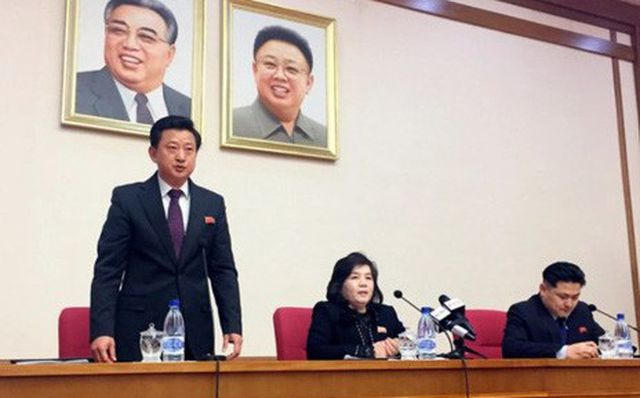 Thứ tưởng Ngoại giao Triều Tiên (giữa) tiến hành họp báo tại Bình Nhưỡng không lâu sau khi tháp tùng Chủ tịch Kim Jong-un tới Hà Nội dự hội nghị thượng đỉnh với Tổng thống Donald Trump. (Ảnh: Reuters)