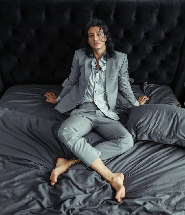 Paing Takhon sở hữu thân hình đẹp như tượng, mái tóc dài lãng tử, loạt hình xăm ấn tượng và chiều cao 188cm.