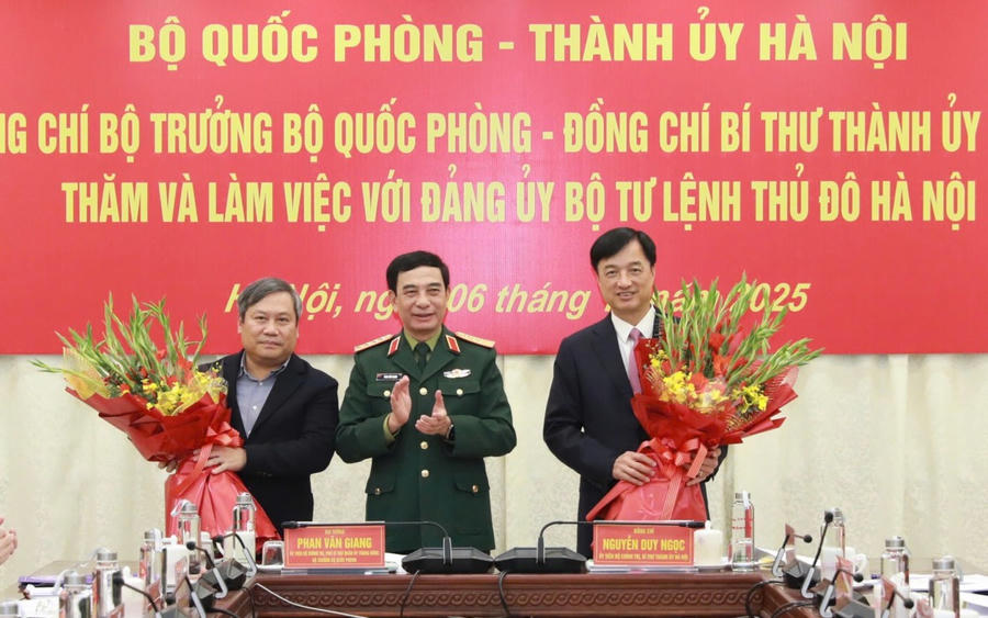 Bộ trưởng Bộ Quốc phòng Phan Văn Giang tặng hoa chúc mừng Bí thư Thành ủy Hà Nội Nguyễn Duy Ngọc và Chủ tịch UBND Thành phố Hà Nội Vũ Đại Thắng.