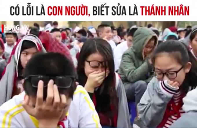 Nhiều em học sinh kh&ocirc;ng cầm được nước mắt khi nghe thầy gi&aacute;o giảng. Ảnh: Cắt từ clip.