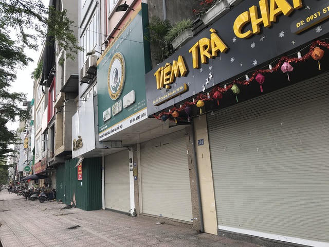 Việc đóng cửa các hàng quán để chống dịch được người dân đồng lòng ủng hộ