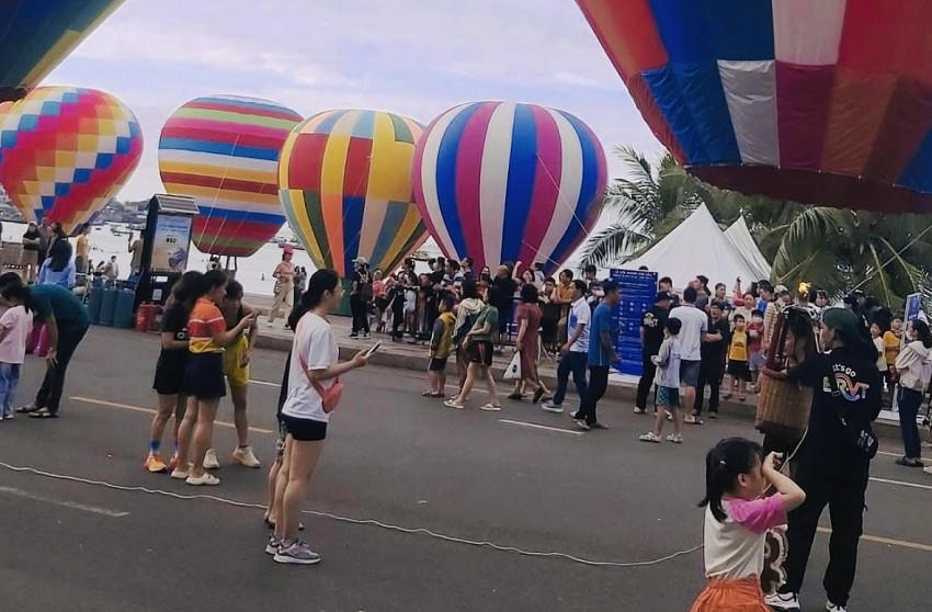 Du khách hứng khởi với dàn khinh khí cầu.
