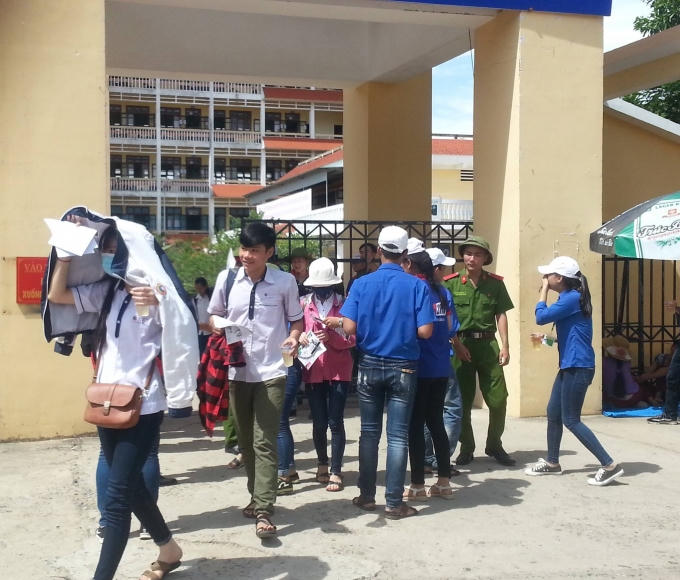 Các thí sinh được phát nước uống miễn phí sau khi ra khỏi phòng thi.