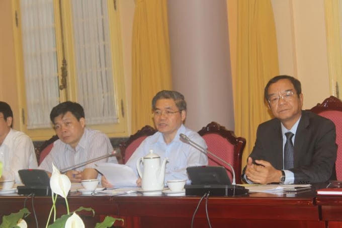 Thứ trưởng Bộ Tư pháp Đinh Trung Tụng (phải) phát biểu tại buổi họp báo.