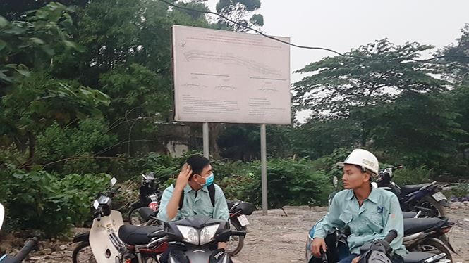 Theo bản quy hoạch được niêm yết, dự án Xây dựng tuyến đường Minh Khai - Vĩnh Tuy - Yên Duyên được phê duyệt từ 2/2017 do Công ty CP đầu tư phát triển hạ tầng và đô thị Vĩnh Hưng (gọi tắt là Cty Vĩnh Hưng) làm chủ đầu tư phải hoàn thành vào tháng 6 năm nay.