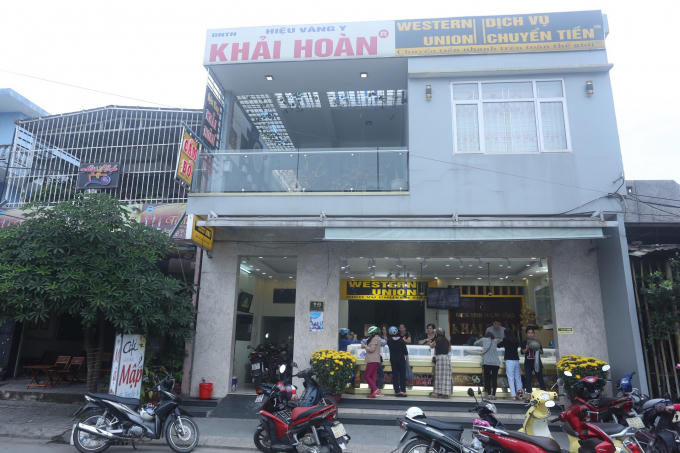 Hình ảnh tấp nập đầu xuân trước các cửa tiệm vàng vào ngày vía Thần Tài.