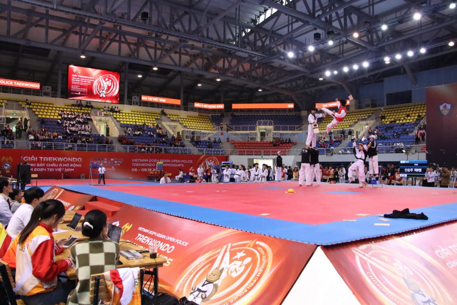 Các vận động viên thi đấu trước giờ bế mạc. Ảnh: Công an Quảng Ninh