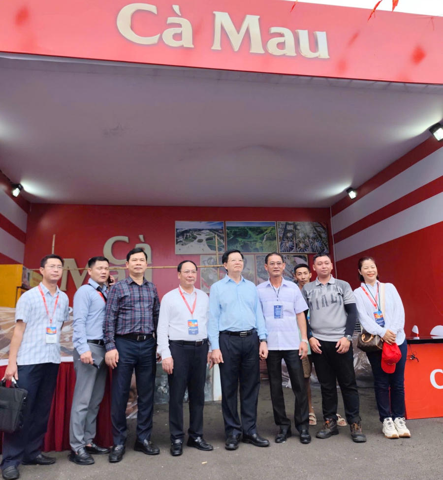Phó Thủ tướng Chính phủ Mai Văn Chính (thứ 5, từ trái sang) tham quan, chụp ảnh tại gian trưng bày của tỉnh Cà Mau tại Triển lãm thành tựu đất nước, tổ chức tại Hà Nội.